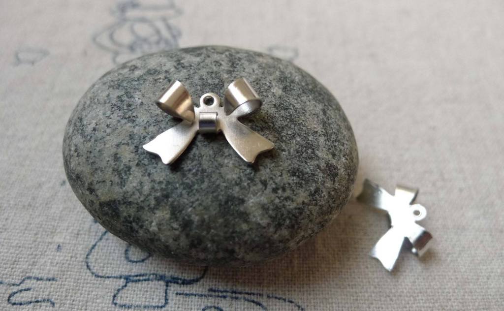 Accessories - 20 Pcs Of Silvery Gray Nickel Tone Bow Tie Knot Charms 10x15mm A6490