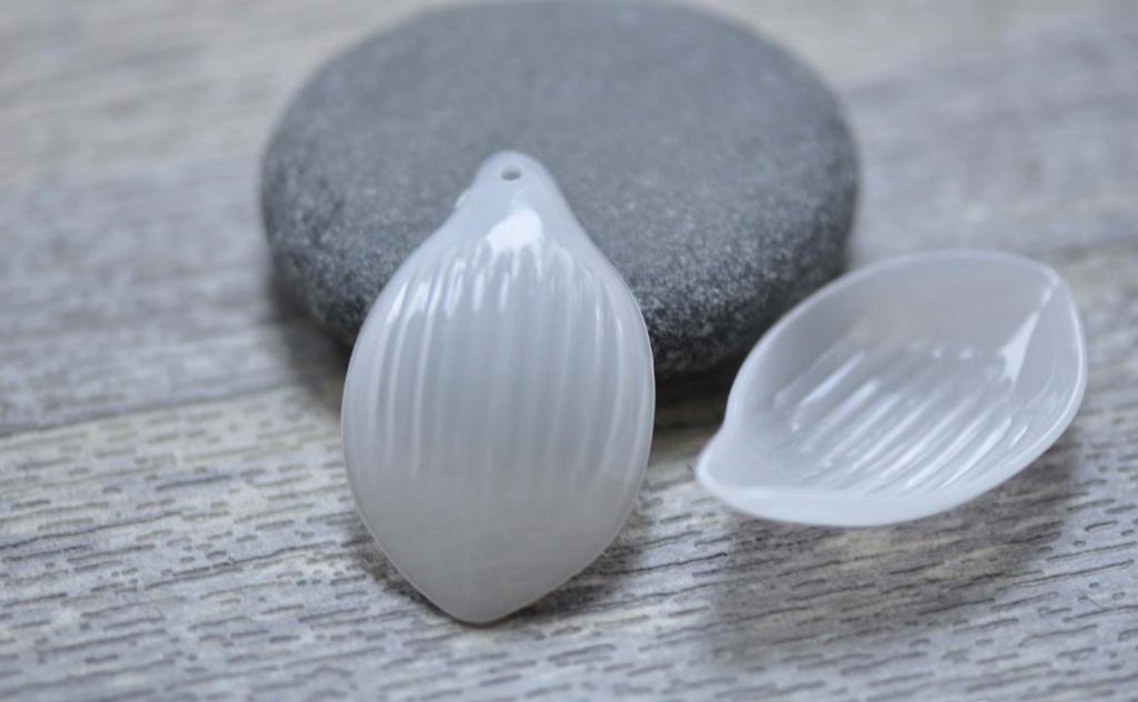 Accessories - 30 Pcs Of Acrylic White Flower Leaf Petal Charms 20x32mm A7760