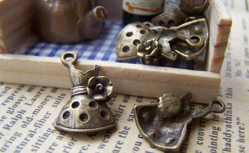 Accessories - 30 Pcs Of Antique Bronze Lovely Dress Charms 11x19mm A1907