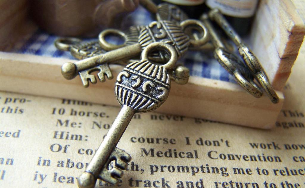 Accessories - 30 Pcs Of Antique Bronze Lovely Key Charms 8x21mm A210