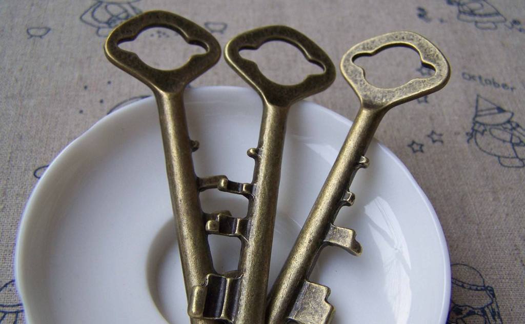Accessories - 4 Pcs Of Antique Bronze Skeleton Key Pendants Charms HEAVY 28x78mm A169