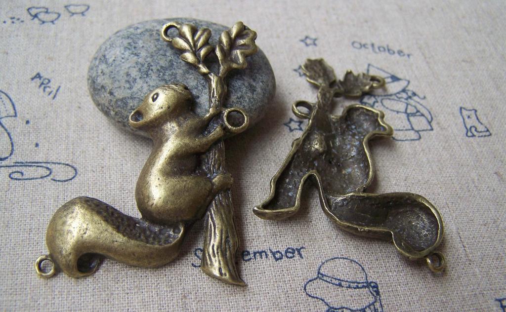Accessories - 4 Pcs Of Antique Bronze Squirrel On Tree Trunk Pendants Charms 37x56mm A3356