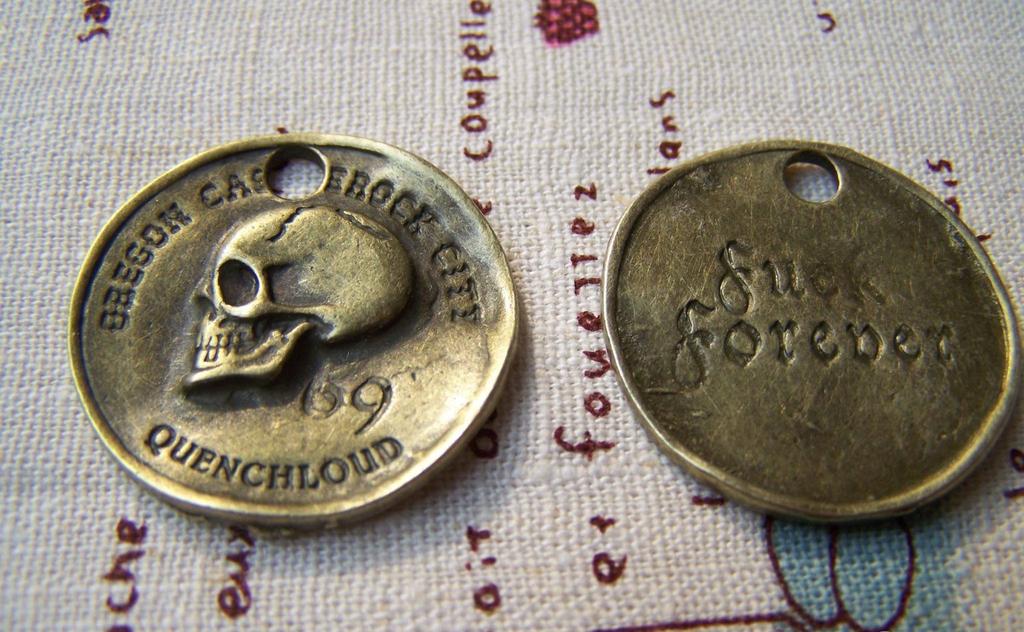 Accessories - 5 Pcs Of Antique Bronze Skull Round Charms Pendants 28mm A1574