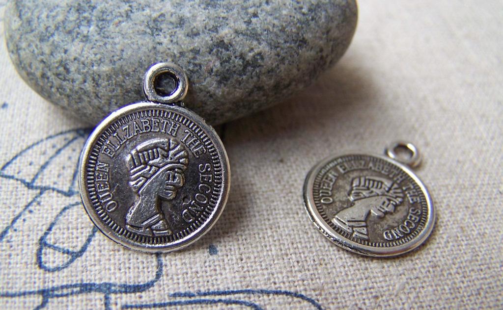 Accessories - 50 Pcs Antique Silver Queen Coin Round Charms 15mm A4758