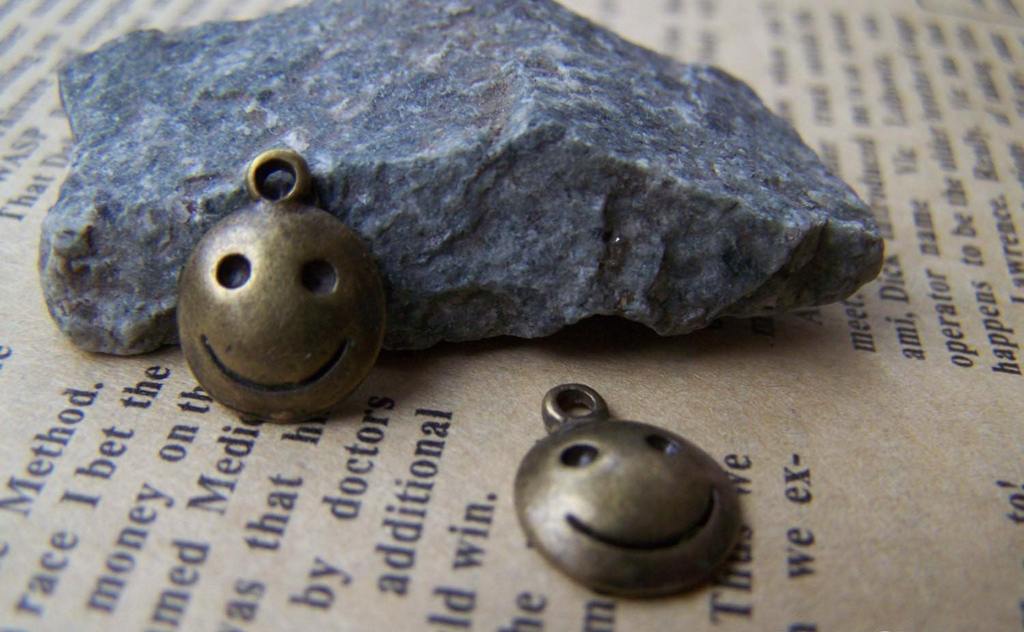 Accessories - 50 Pcs Of Antique Bronze Happy Smile Icon Charms 10mm A692