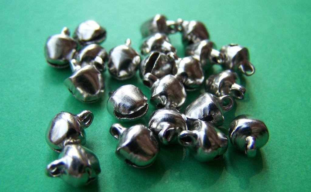Accessories - 50 Pcs Of Silvery Gray Nickel Tone Round Bells 6mm A3862