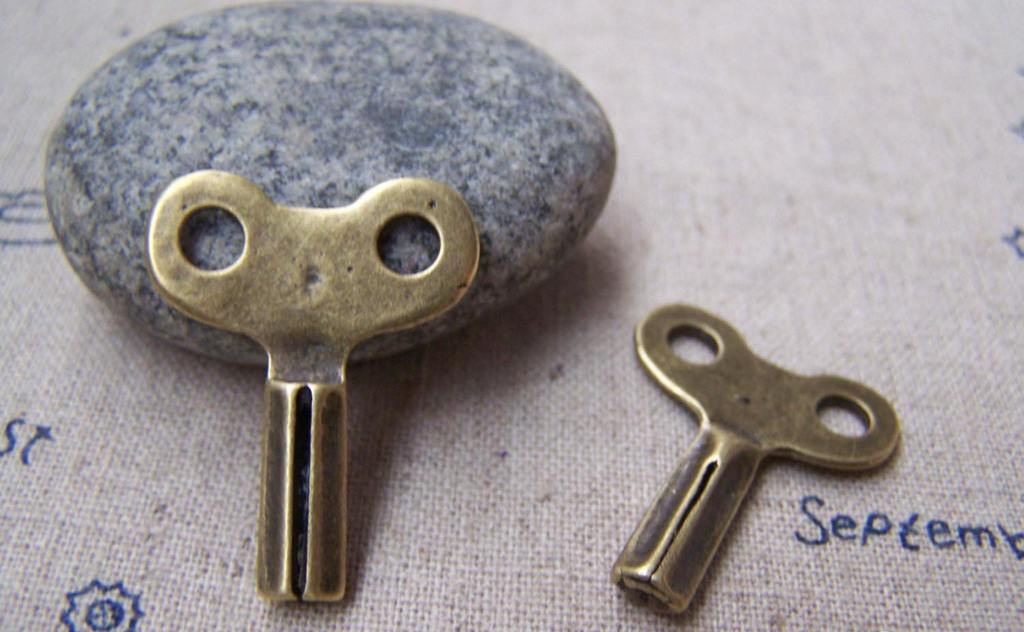 Accessories - 6 Pcs Of Antique Bronze Clock Winding Key Charms Pendants 22x27mm A204