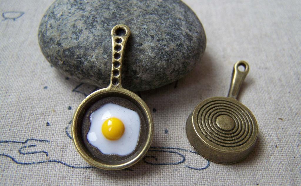 Accessories - 6 Pcs Of Antique Bronze Fried Eggs In Pan Pendants Charms 17x32mm A5770