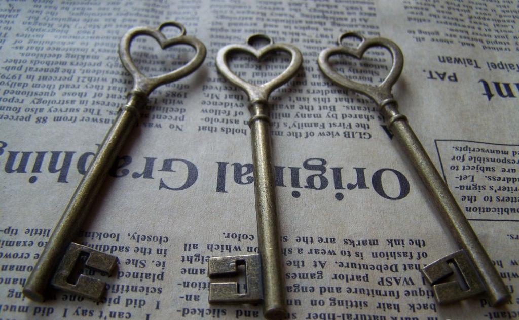 Accessories - 6 Pcs Of Antique Bronze Heart Skeleton Key Charms Pendants Huge Size 22x84mm A198