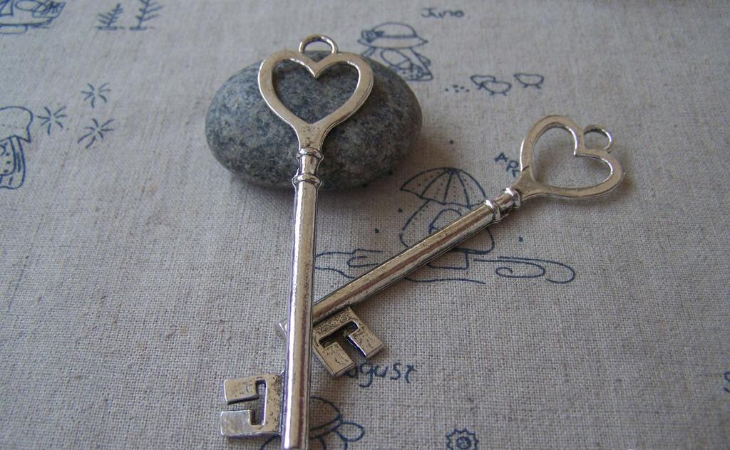 Accessories - 6 Pcs Of Antique Silver HUGE Heart Key Pendants Charms 22x84mm A4148