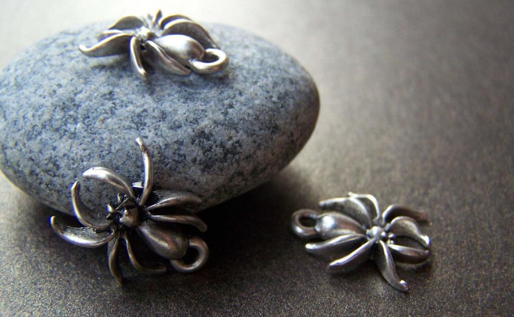 Accessories - 8 Pcs Of Antique Silver Spider Charms 18mm A1169