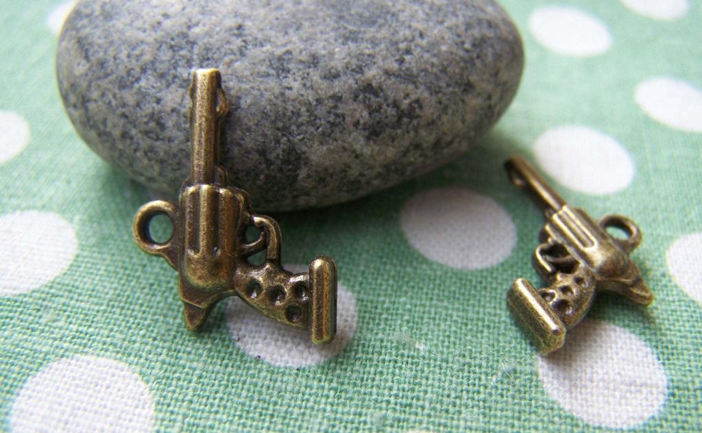 Accessories - Pistol Gun Antique Bronze Handgun Charms 15x20mm Set Of 20 Pcs A1224