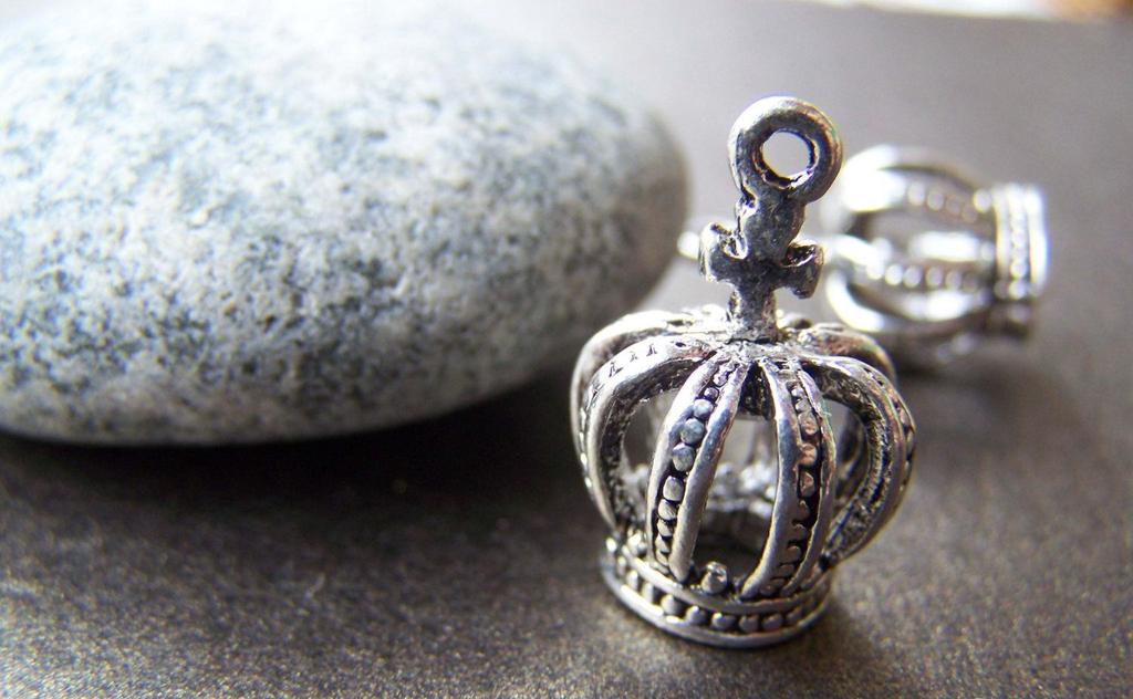 Accessories - Silver Crown Charms Antiqued Finished 3D King Crown Pendants Size 14x20mm Set Of 10 A760