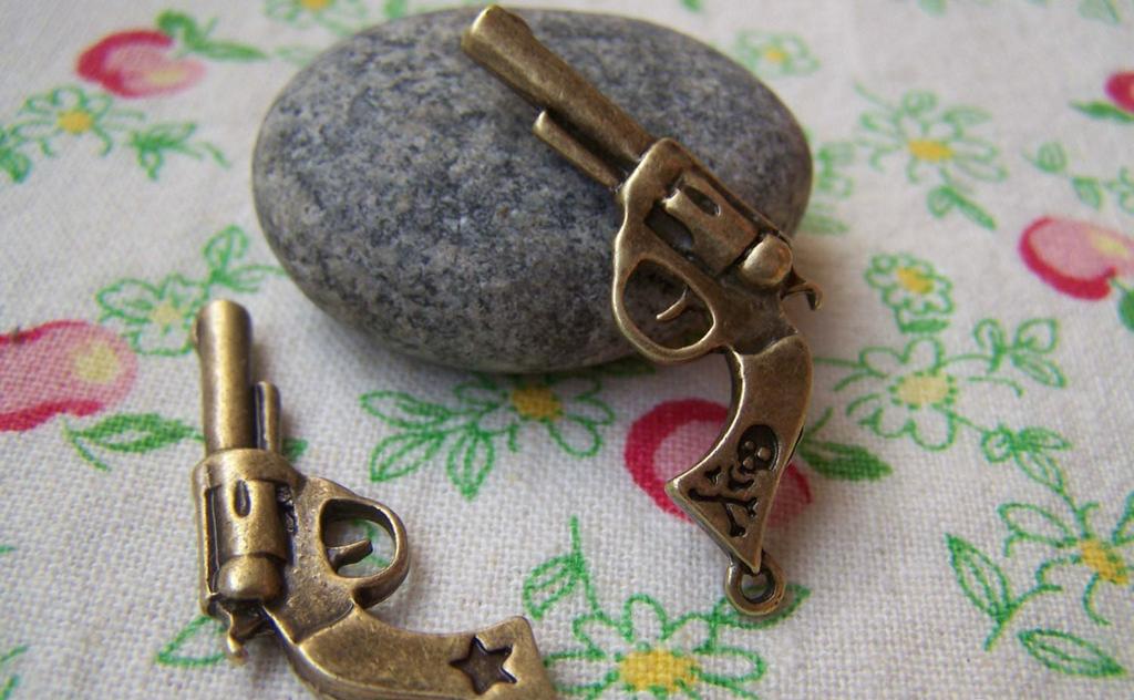 Accessories - Skull Gun Pendants Antique Bronze Star Pistol Charms 20x35mm Set Of 10 Pcs A2158