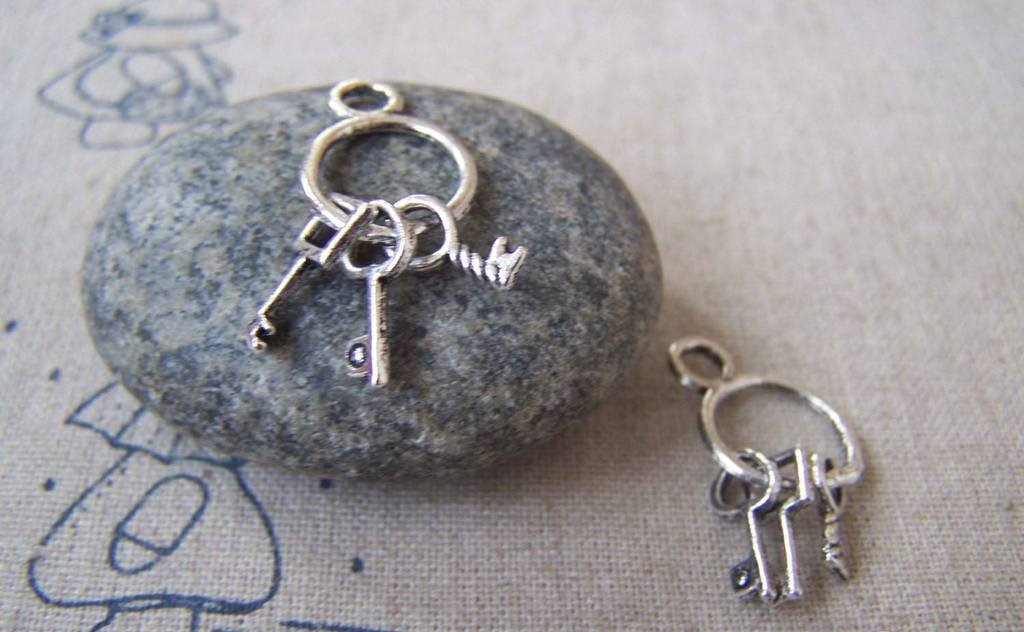 Accessories - Three Vintage Keys Keychain Antique Silver Keyring Charms 13x26mm Set Of 10 A1240