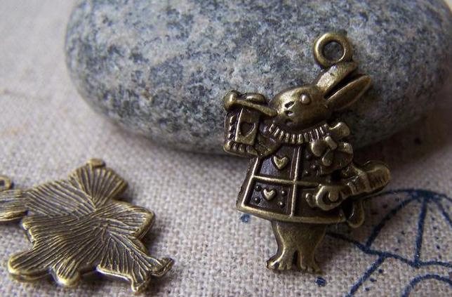10 pcs Antique Bronze Rabbit Trumpeter Alice Wonderland Charms A3873