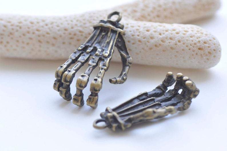 6 pcs Antique Bronze Skeleton Hand Charms Pendants A1150