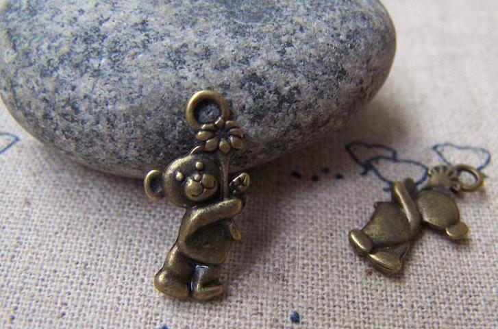 20 pcs Antique Bronze Cubs Bear Flower In Hand Charms A602