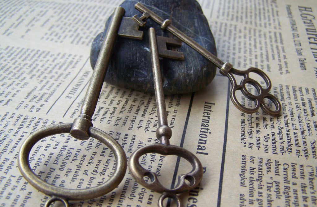 One Set of 3 Antique Bronze Vintage Skeleton Key Pendants Charms A8346