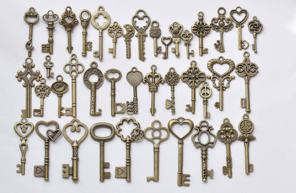 Antique Bronze Skeleton Key Charms Pendants Assorted Set of 40 A8784
