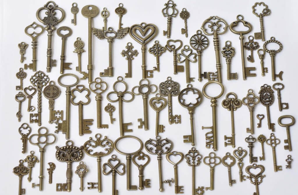 Antique Bronze Skeleton Key Charms Pendants Assorted Set of 69 A8785
