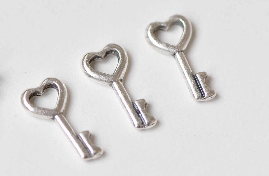 20 pcs Antique Silver Heart Key Charms 7x15mm A9000
