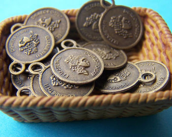 50 pcs Antique Bronze Queen Coin Round Charms  10x13mm A4040