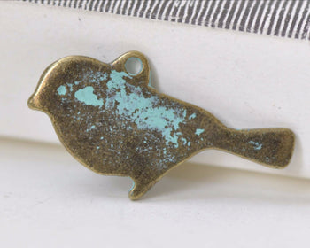 10 pcs Antique Bronze Green Patina Sparrow Bird Charms A4959