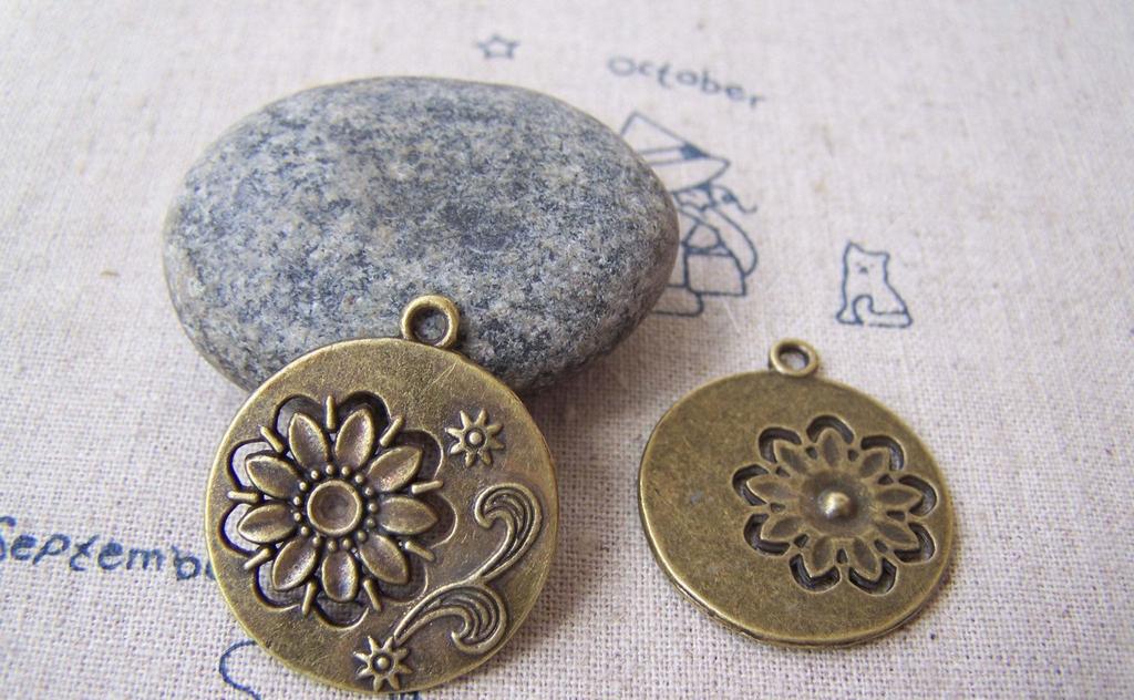 Flowers - 10 pc Antique Bronze Round Cut Out Flower Charms A5027