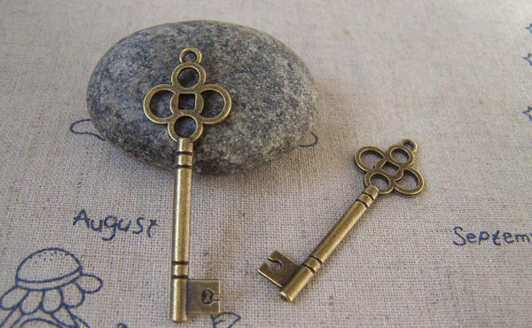 10 Pcs Antique Bronze Keychain Three Vintage Keys Charms A179
