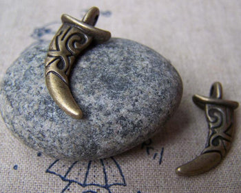 Weapons, Tools & Skulls - 10 pcs Antique Bronze Bent Blade Machete Charms  13x30mm A2611