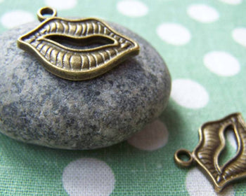 Accessories - 10 Pcs Of Antique Bronze Kiss Lips Mouth Charms 20x24mm A711