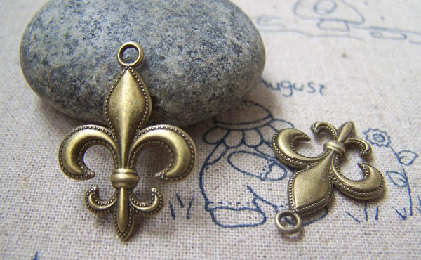 Accessories - 10 Pcs Of Antique Bronze Lovely Fleur De Lis Flower Of Lily Charms 20x28mm A2954