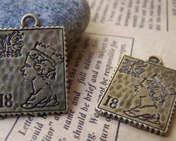 Accessories - 10 Pcs Of Antique Bronze Queen Elizabeth Stamp Charms Double Sided 19x22mm A487