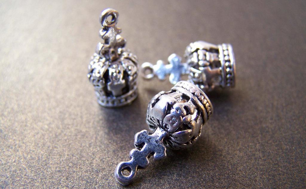 Accessories - 10 Pcs Of Antique Silver 3D Crown Charms 8x17mm A765