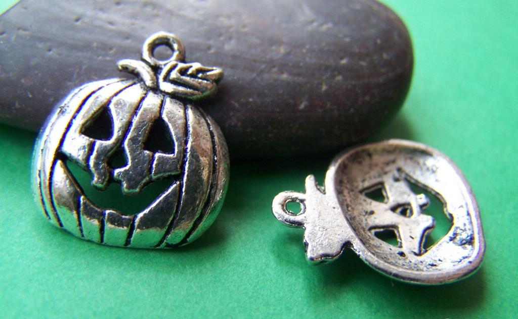 Accessories - 10 Pcs Of Antique Silver Halloween Pumpkin Charms 16x18mm A1087