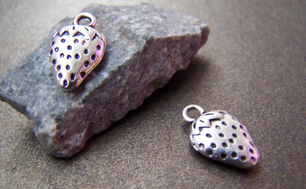 Accessories - 10 Pcs Of Antique Silver Strawberry Charms 10x16mm A1044