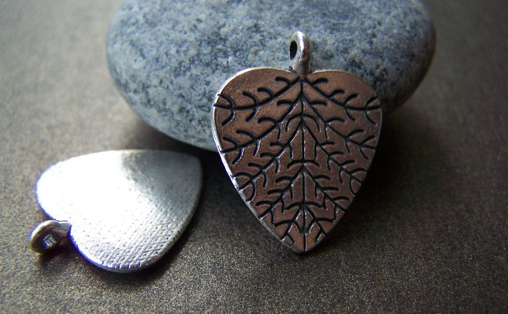 Accessories - 10 Pcs Of Antique Silver Tree Heart Charms 20x22mm A1092