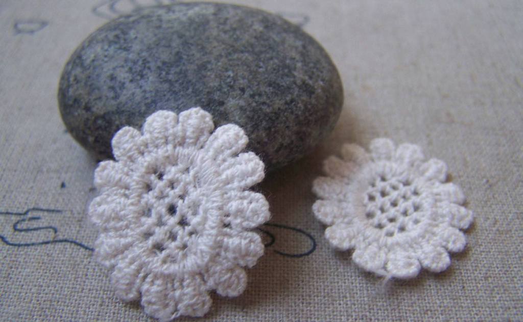 Accessories - 10 Pcs Of Lovely Beige Round Filigree Floral Sunflower Cotton Lace Doily 23x27mm A4854