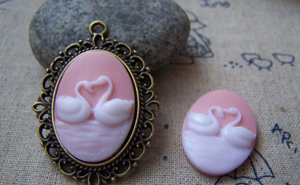 Accessories - 10 Pcs Of Resin Oval White Swan On Pink Cameo 18x25mm A4052