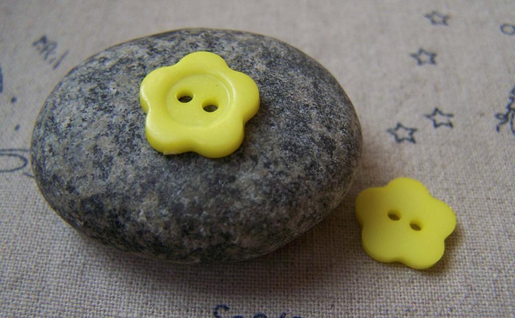 Accessories - 10 Pcs Of Yellow Plum Flower Plastic Buttons 14mm A5728