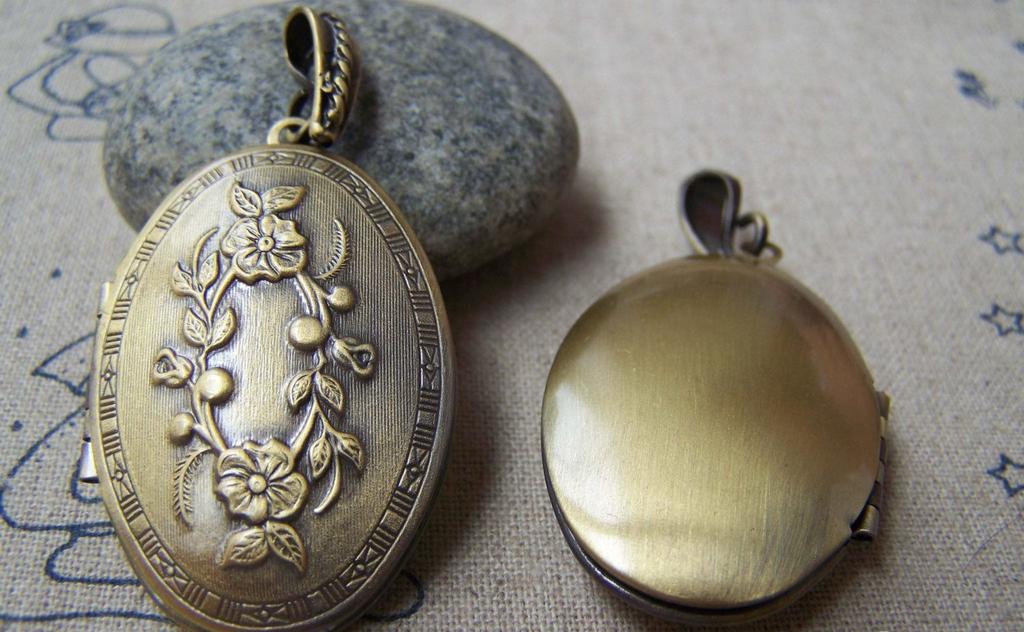 Accessories - 2 Pcs Of Antique Bronze Brass Flower Oval Photo Locket Charms 26x37mm  A3648