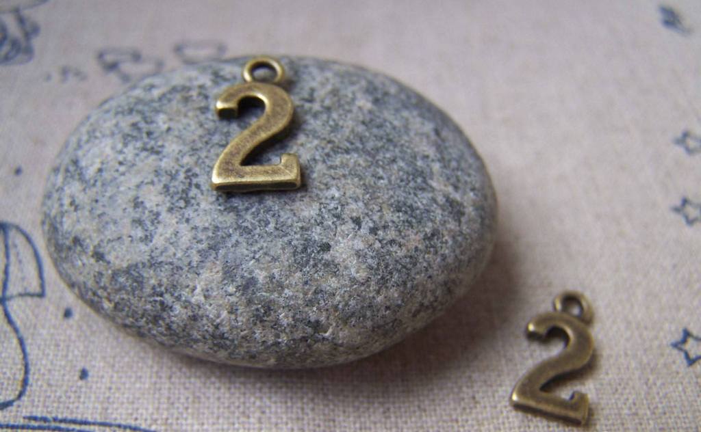 Accessories - 20 Pcs Of Antique Bronze Arabic Figure Number 2 Two Charms 7x15mm A1767