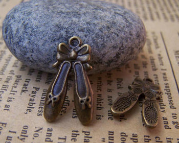 Accessories - 20 Pcs Of Antique Bronze Bow Tie Ballet Shoes Charms 12x20mm A3284