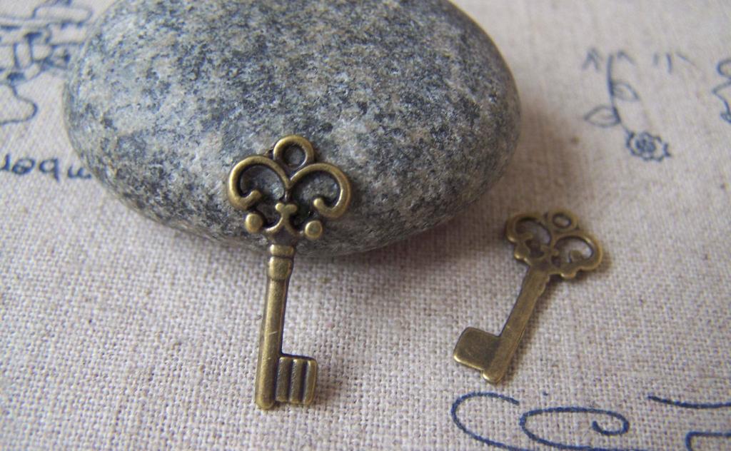 Accessories - 20 Pcs Of Antique Bronze Filigree Key Charms 9x21mm A3575