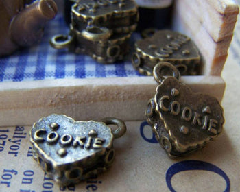 Accessories - 20 Pcs Of Antique Bronze Heart Cookie Charms Pendants Double Sided 10x12mm A509