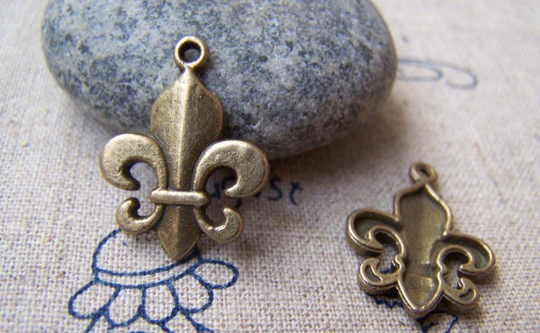 Accessories - 20 Pcs Of Antique Bronze Lovely Fleur De Lis Flower Of Lily Charms 17x18mm A1396