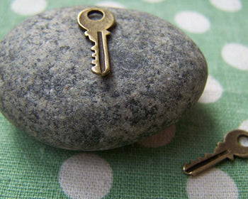 Accessories - 20 Pcs Of Antique Bronze Lovely Key Charms 7x18mm A167