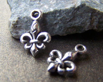 Accessories - 20 Pcs Of Antique Silver Lovely Flower Lily Charms 10x15mm A1124
