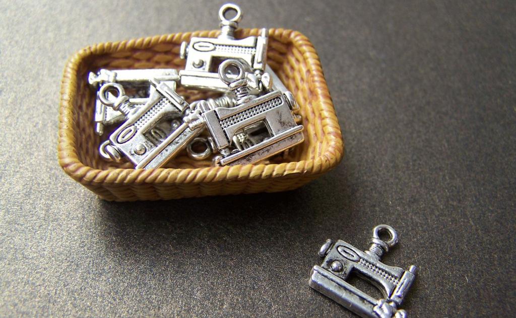 Accessories - 20 Pcs Of Antique Silver Sewing Machine Charms 12x14mm A869